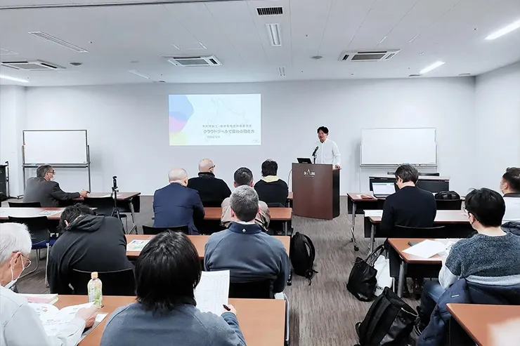 セミナーで講演するDX伝道師の森山