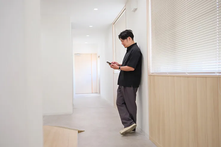 スマートフォンやクラウドアプリを活用して業務を進める様子