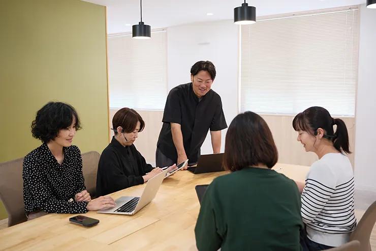 活気のある職場で楽しく働くスタッフ